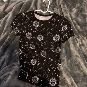 i’m selling this sun a moon white and black t shirt.